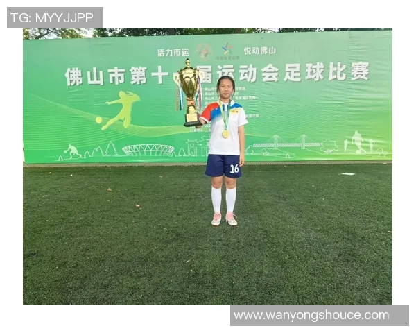 足球明星在绿茵场上挥洒汗水的精彩瞬间与绝妙技艺展现