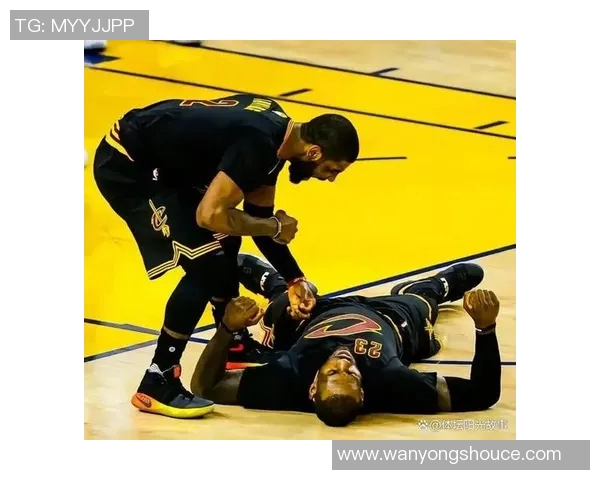 足球明星追逐篮球明星的情感故事与运动场上的友谊碰撞